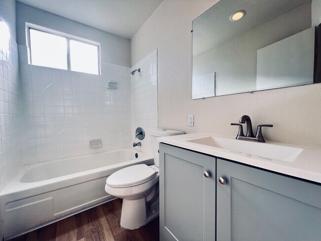 Building Photo - Charming and Bright Normal Heights Apartment