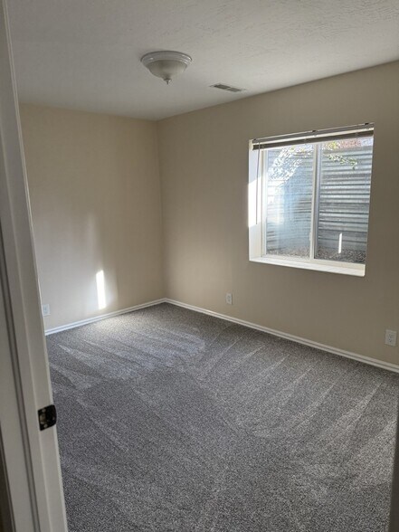 Building Photo - 679 E Villager Ln