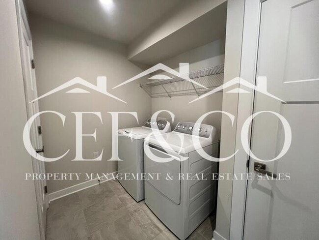 Building Photo - Spacious Townhome available in Spartanburg's East Side