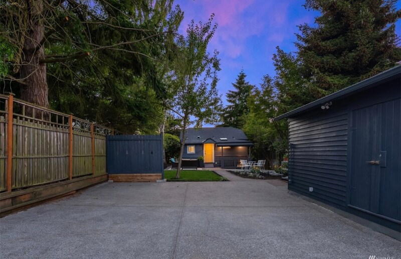 Building Photo - 4258 33rd Ave W