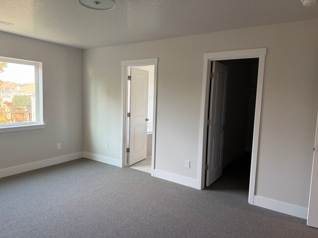 Building Photo - Four Bedroom Home For Rent: MOVE IN SPECIA...