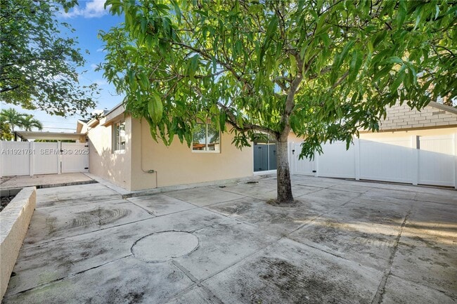 Building Photo - 4701 SW 104th Ct