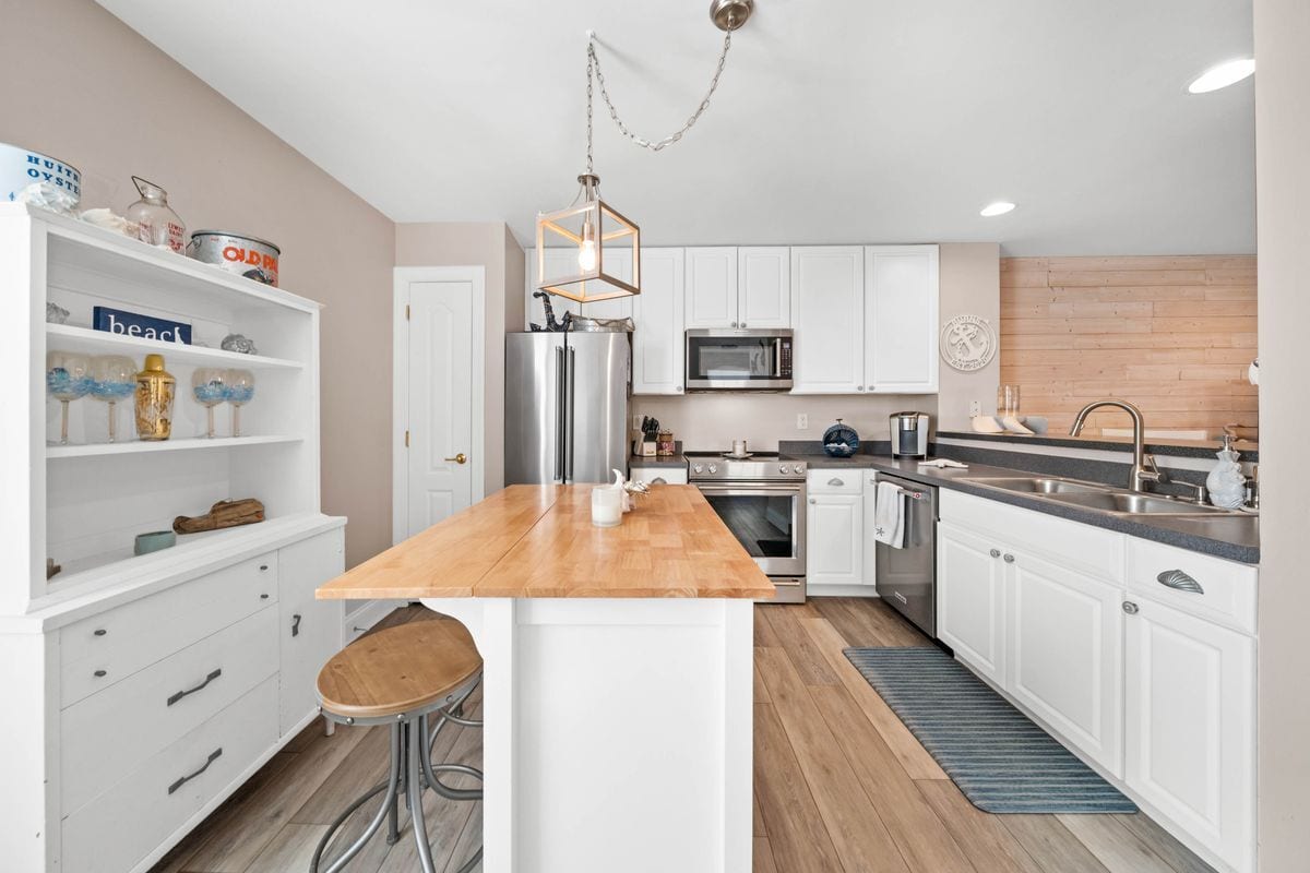 Building Photo - 17293 Queen Anne Way