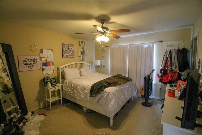 Building Photo - Spacious 4 Bedroom, 3 Bathroom House in Horse Haven!