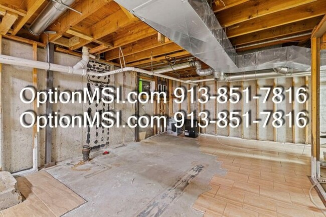 Building Photo - Spacious and move in ready!