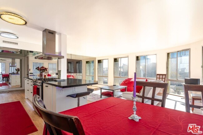 Building Photo - 800 W 1st St