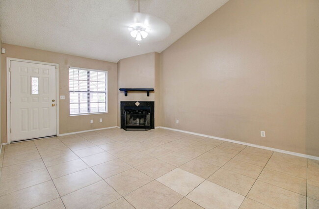 Building Photo - 921 W University Dr