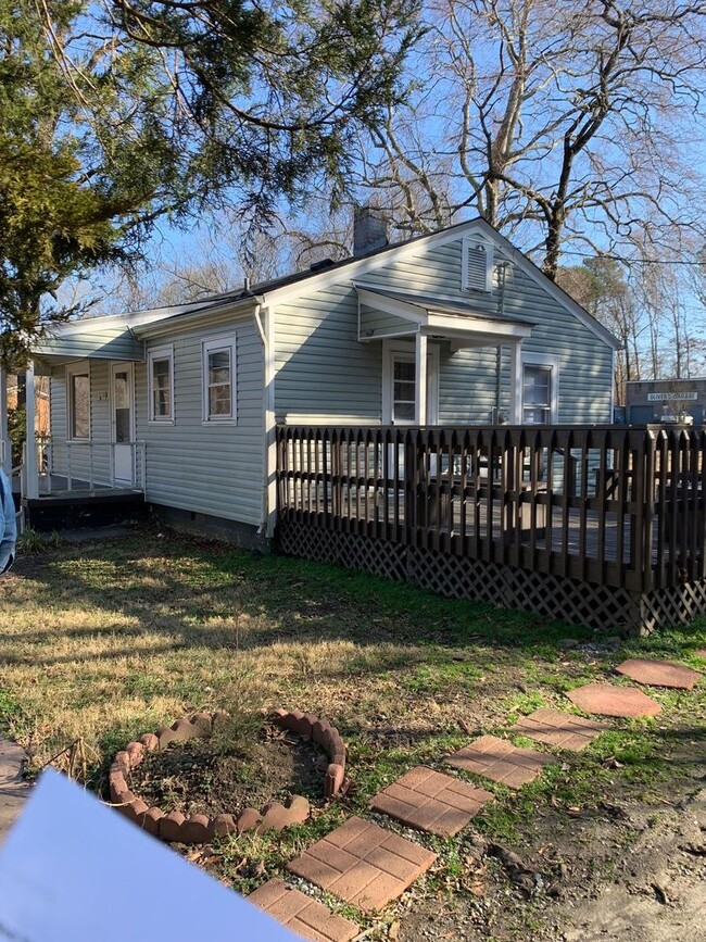 Building Photo - Cute 2 Bedroom Cottage in Greensboro NC