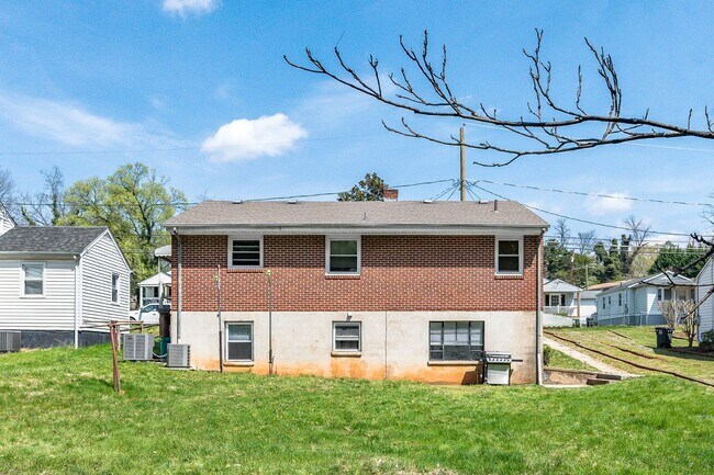 Building Photo - 805 McCausland St