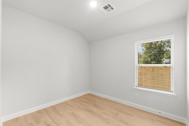 Building Photo - 16955 Balmoral St