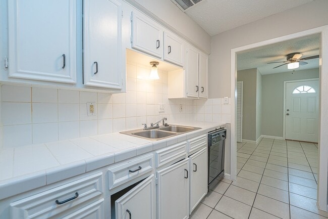 Building Photo - 8124 Beech Cove Ln