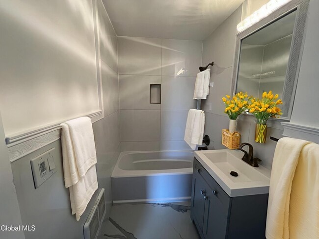 Building Photo - 5 Broadway