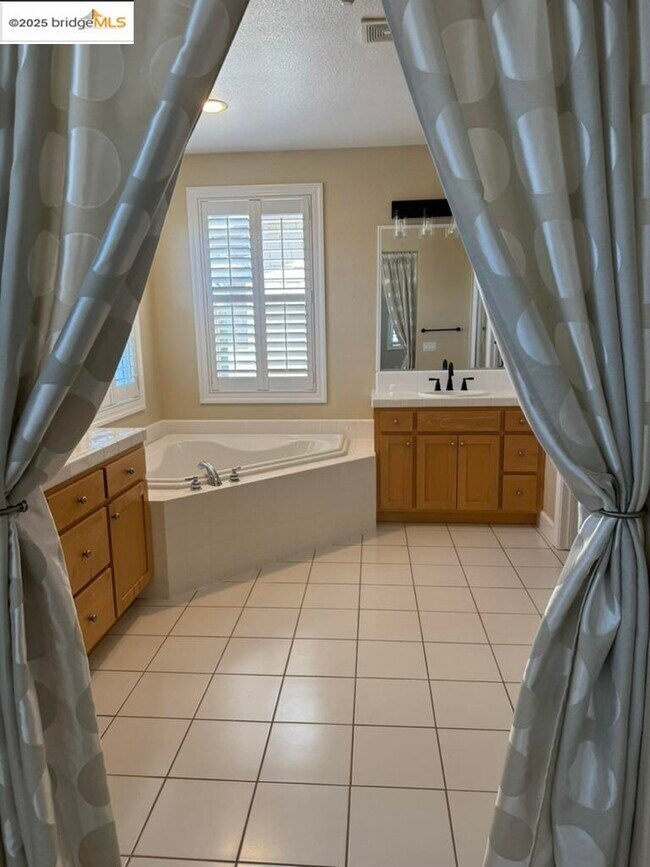 Building Photo - 203 Seaview Dr