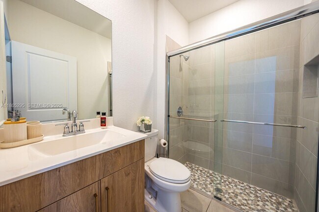 Building Photo - 715 SE 17th Ave