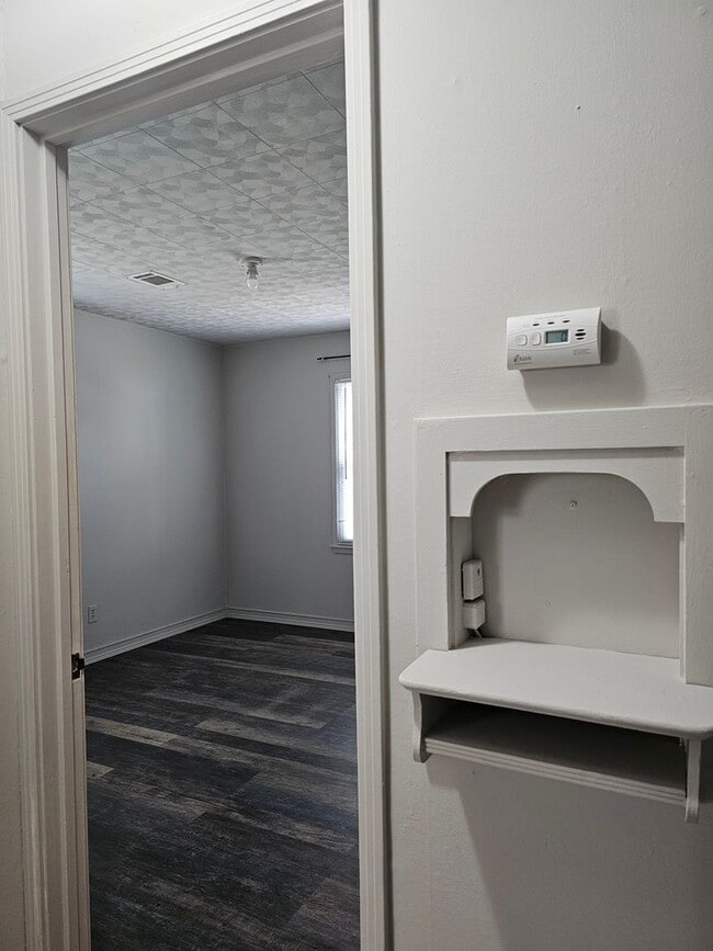 Building Photo - Very updated, cozy two bedroom across from BGHS