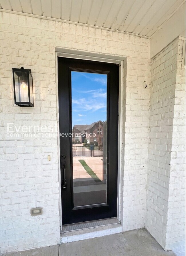 Building Photo - 2-Bed/2.5Bath Town Home/Pet Friendly/Available Soon!