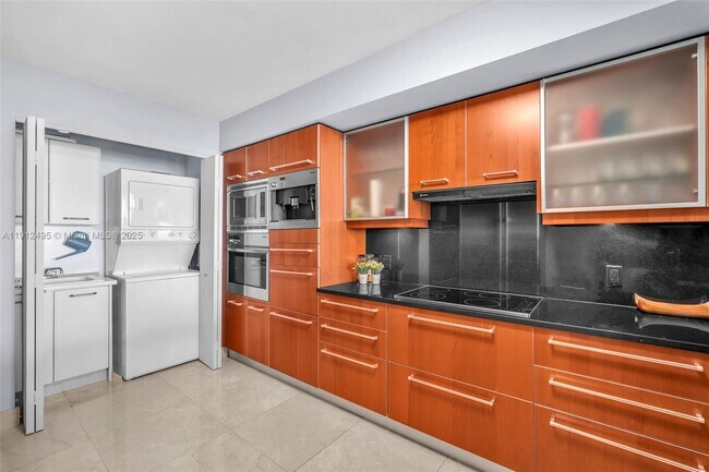 Building Photo - 1331 Brickell Bay Dr