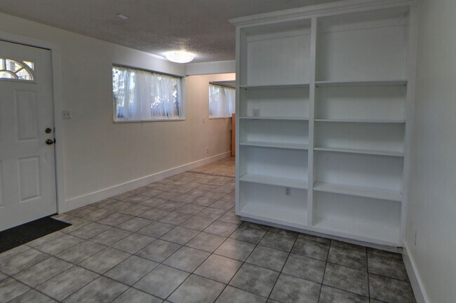 Building Photo - Basement Apartment Near Springville Canyon