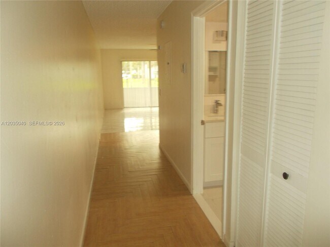 Building Photo - 1400 SW 124th Terrace