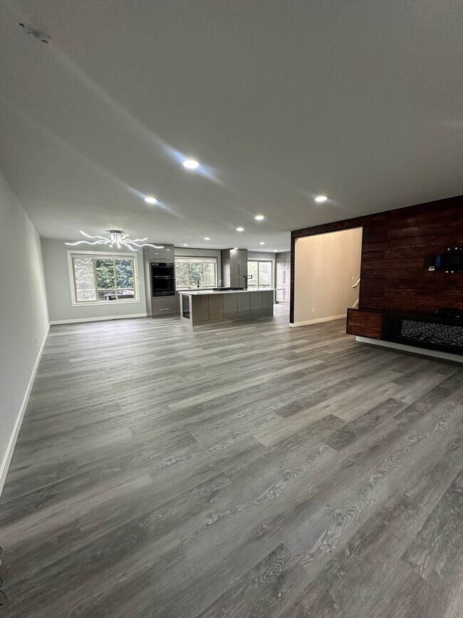 Building Photo - Beautiful 4 Bedroom 3 Bathroom Home in Everett!