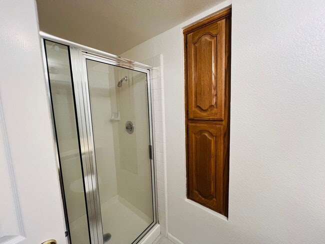 Building Photo - Spacious and Sparkling with New Paint 3 be...