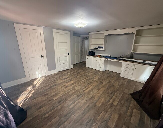 Building Photo - 347 Midland Ave