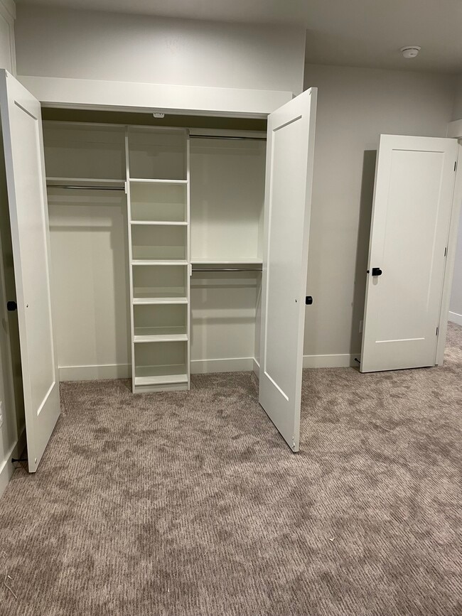 Building Photo - 176 W Hayata Ln