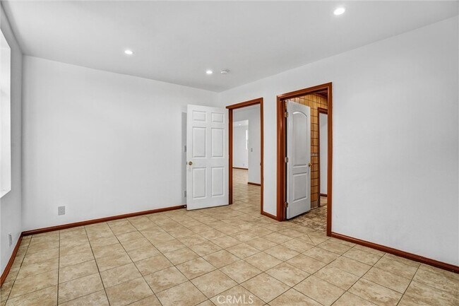 Building Photo - 313 N Hicks Ave