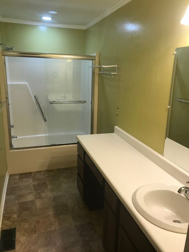 Building Photo - Nice Updated 3 bedrom 2 Bath Home in Becke...