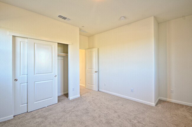Building Photo - Newer home with solar AVAILABLE NOW!