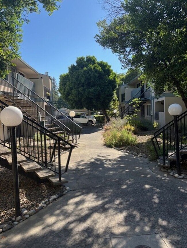 Building Photo - 1412 N Cherry St