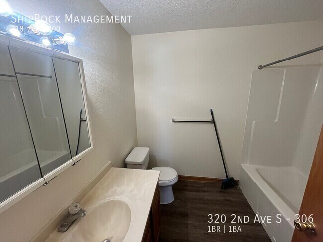 Building Photo - 320 2nd Ave S