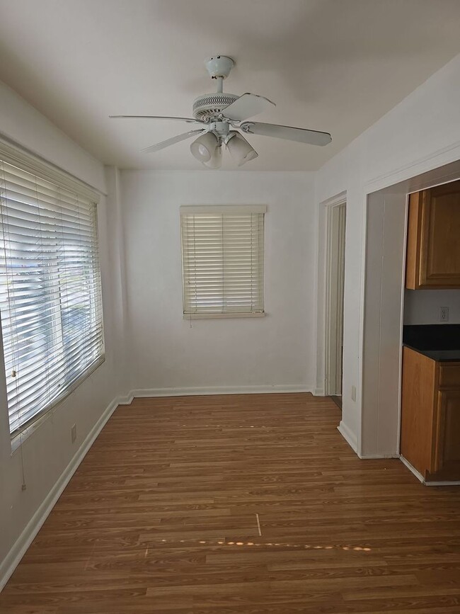 Building Photo - 2 bedroom for rent near Kenwood/St. Pete!