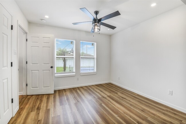 Building Photo - 2550 Roy Cir