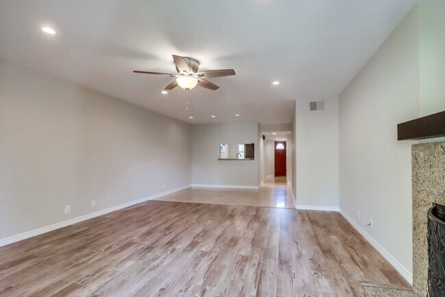 Building Photo - 6960 Golfcrest Dr