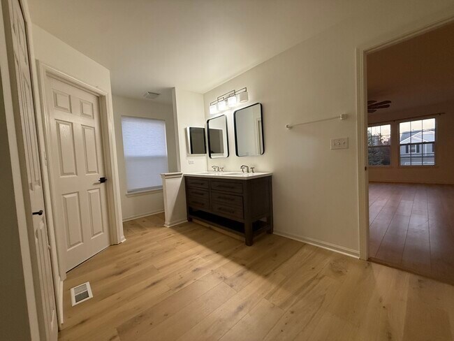 Building Photo - 1015 Bayhill Ln