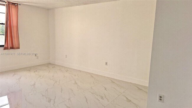 Building Photo - 10875 SW 112th Ave