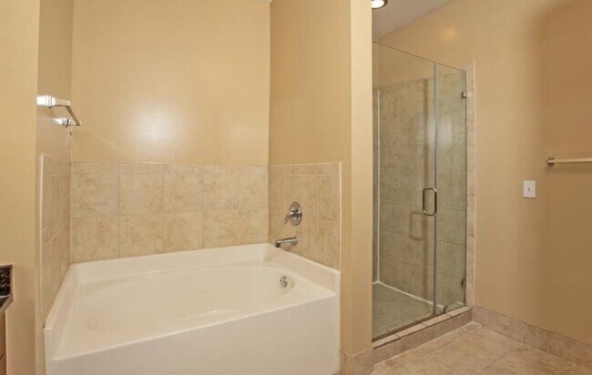 Building Photo - 870 Mayson Turner Rd NW