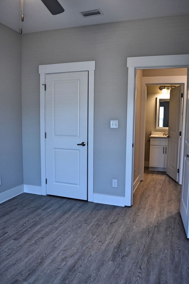 Building Photo - Available June 2025-Garage Unit Verandas a...