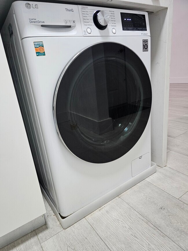 Building Photo - 20111 NE 27th Ct