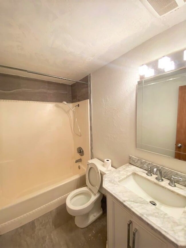 Building Photo - Breezy Fresh, Freshly Renovated 2/1 at Makaha Valley Plantation