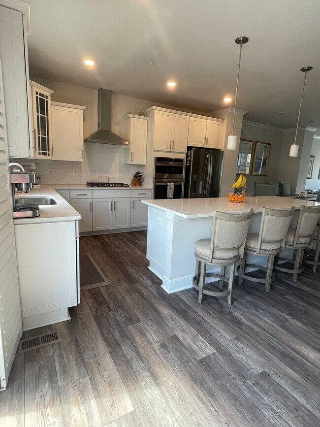 Building Photo - FOUR LEVEL TOWNHOUSE IN DOWNTOWN CROWN, 2 ...
