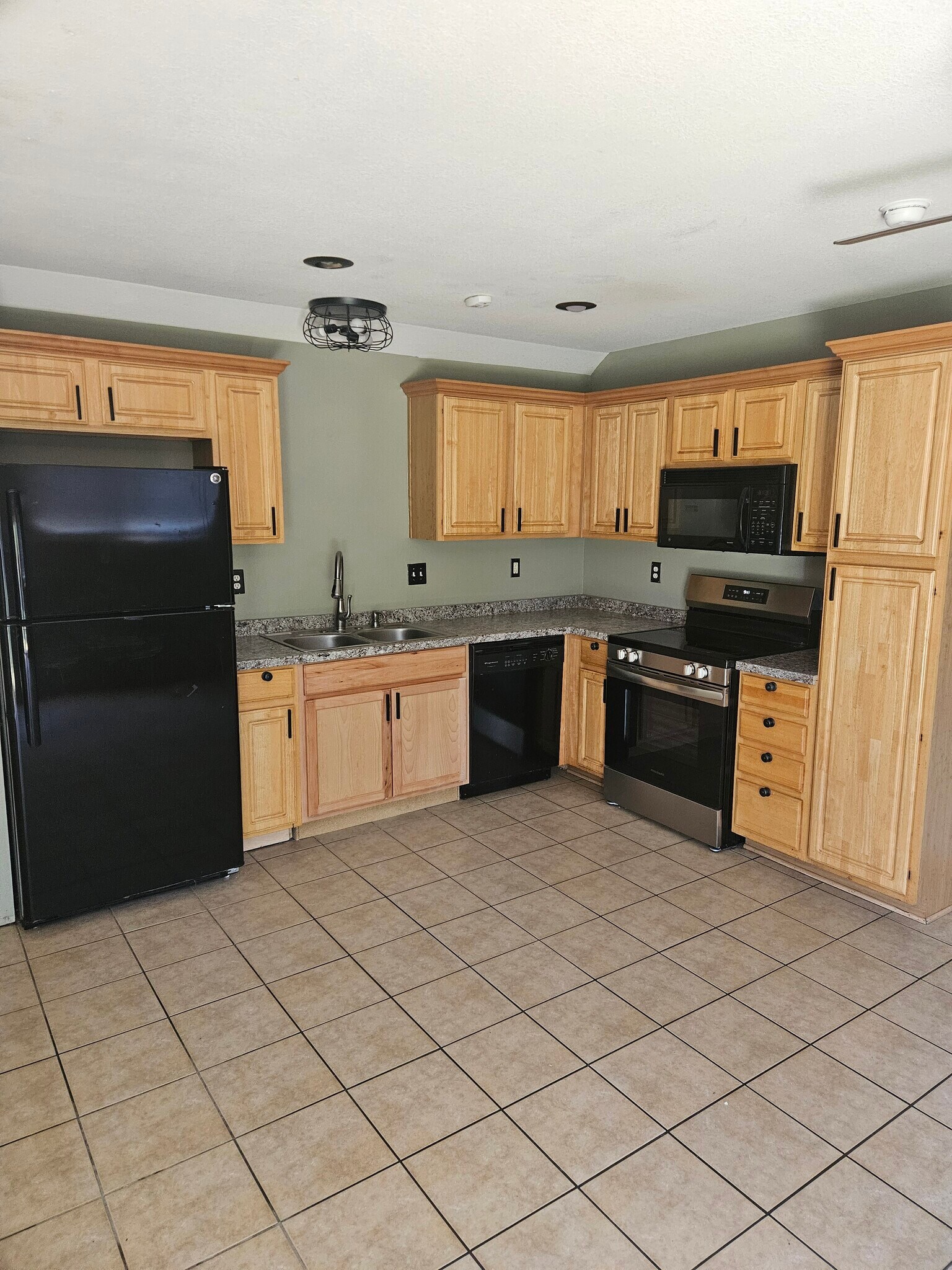 Building Photo - 7601 E 95th Ter