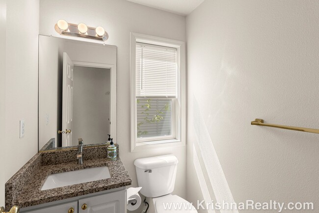 Building Photo - Charming 3 BD* 2.5 BA* Single Family Home ...