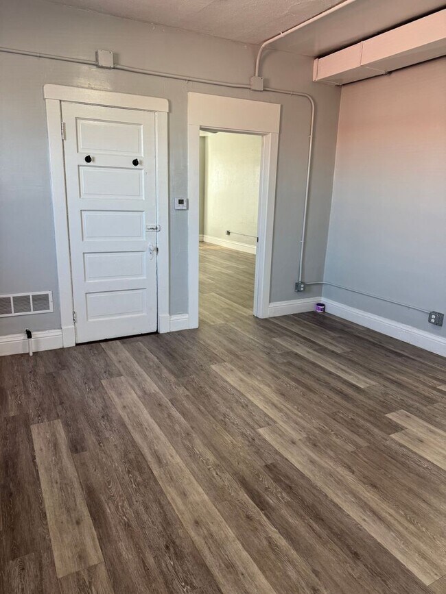 Building Photo - Large updated 2 bedroom apartment