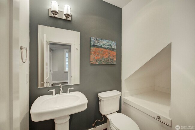 Building Photo - 2Bd/1.75Ba Seattle Home