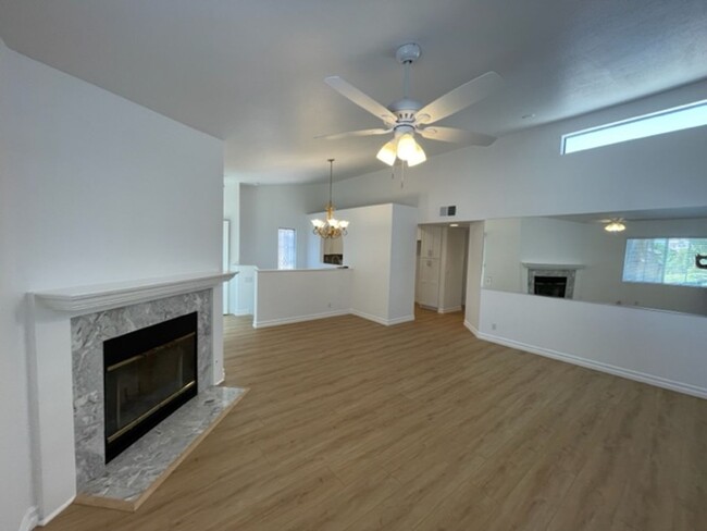 Building Photo - Beautiful 2 bedroom/2 bath end unit condo ...