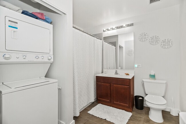 Building Photo - 100 E 14th St