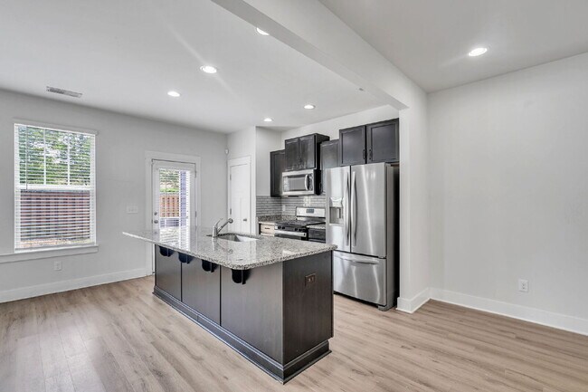 Building Photo - Stylish 3BR/2.5BA END-UNIT Townhome with Garage in Camelot Townes! $1,650/mo rent
