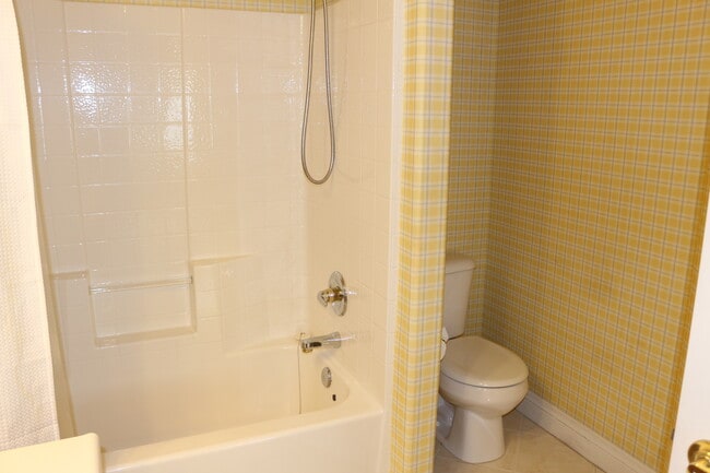 Building Photo - SHOWINGS AVAILABLE NOW